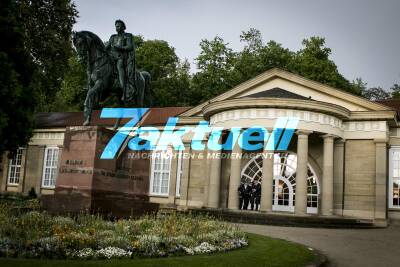 Großer Wahlkampfauftakt zur Bundestagswahl 2017 der AfD in Stuttgart - Polizei sichert mit einem Großaufgebot die Wahlkampfveranstaltung ab