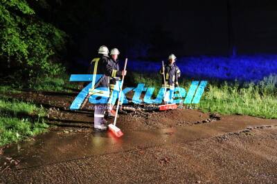 Reisender Fluss im Kirchweg beschäftigt die Feuerwehr - Straße hebt sich