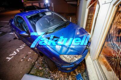 Frau verliert Kontrolle über ihren Peugeot und kracht gegen Hauswand - Gastättenbesucherin leicht verletzt