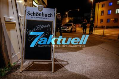 Frau verliert Kontrolle über ihren Peugeot und kracht gegen Hauswand - Gastättenbesucherin leicht verletzt