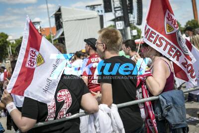 VfB-Wahnsinn auf dem Wasen - Größtes Fan-Fest aller Zeiten mit 60.000 Fans - Fans am jubeln VfB Stuttgart ist aufgestiegen