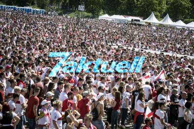 VfB-Wahnsinn auf dem Wasen - Größtes Fan-Fest aller Zeiten mit 60.000 Fans - Fans am jubeln VfB Stuttgart ist aufgestiegen