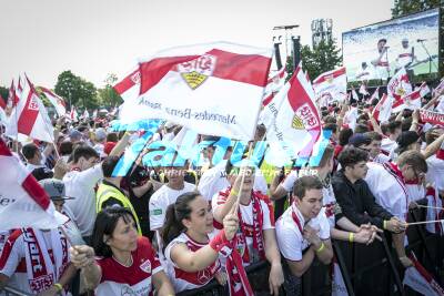 VfB-Wahnsinn auf dem Wasen - Größtes Fan-Fest aller Zeiten mit 60.000 Fans - Fans am jubeln VfB Stuttgart ist aufgestiegen