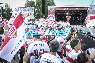 VfB-Wahnsinn auf dem Wasen - Größtes Fan-Fest aller Zeiten mit 60.000 Fans - Fans am jubeln VfB Stuttgart ist aufgestiegen