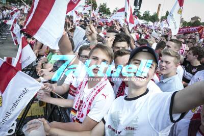 VfB-Wahnsinn auf dem Wasen - Größtes Fan-Fest aller Zeiten mit 60.000 Fans - Fans am jubeln VfB Stuttgart ist aufgestiegen