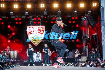 Die Fantastischen Vier machen Stimmung auf der Bühne vom VfB Fanfest
