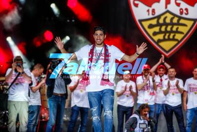 Die VfB Mannschaft läuft auf der Wasenbühne ein