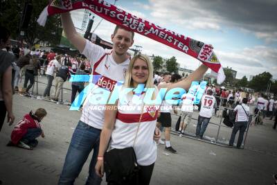 Die Fans des VfB Stuttgart feiern die Mannschaft und den Aufstieg in die 1. Bundeligazusammen mit den Fantastischen Vier