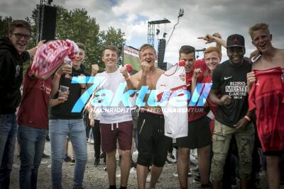 Die Fans des VfB Stuttgart feiern die Mannschaft und den Aufstieg in die 1. Bundeligazusammen mit den Fantastischen Vier