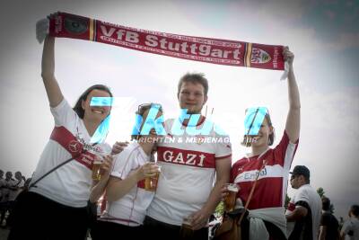 Die Fans des VfB Stuttgart feiern die Mannschaft und den Aufstieg in die 1. Bundeligazusammen mit den Fantastischen Vier