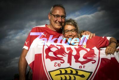 Die Fans des VfB Stuttgart feiern die Mannschaft und den Aufstieg in die 1. Bundeligazusammen mit den Fantastischen Vier