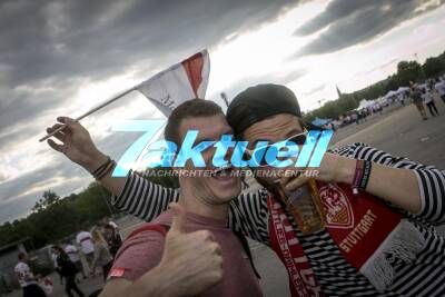 Die Fans des VfB Stuttgart feiern die Mannschaft und den Aufstieg in die 1. Bundeligazusammen mit den Fantastischen Vier