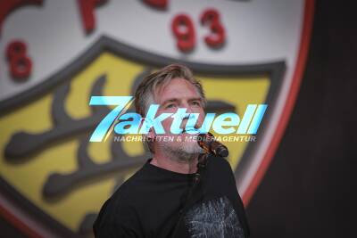Die Fans des VfB Stuttgart feiern die Mannschaft und den Aufstieg in die 1. Bundeligazusammen mit den Fantastischen Vier