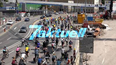 Fahrrad-Aktionstag in Stuttgart mit großem Fahrrad-Umzug durch die City, die Autofahrer mussten warten