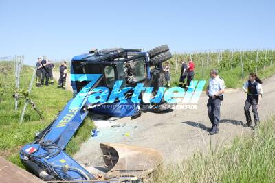 Schwerer Bagger in den Weinbergen an der Grabkapelle umgestürzt - Bergung durch Feuerwehr mit Kranwagen