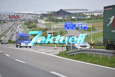 BAB8: LKW kracht beim Fahrstreifenwechsel mit Mercedes zusammen, der PKW wird auf die Leitplanke geschoben - niemand verletzt