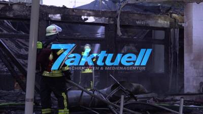 Feuer im China-Lokal, Gastbereich vollständig ausgebrannt, Feuerwehr rettet Teil des Gebäudes
