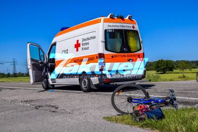 Radfahrerin nach Horrorunfall in Lebensgefahr - Frau mit Fahrrad frontal von PKW auf der L555 bei Oberhausen-Rheinhausen erfasst - Rettungshubschrauber im Einsatz