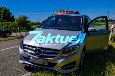 Radfahrerin nach Horrorunfall in Lebensgefahr - Frau mit Fahrrad frontal von PKW auf der L555 bei Oberhausen-Rheinhausen erfasst - Rettungshubschrauber im Einsatz