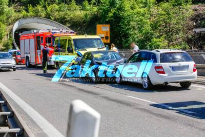 Mercedesfahrer fährt falsch auf B14 auf und kollidiert frontal mit VW Golf - Krankentransporter kracht anschließend in den Unfall