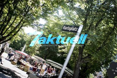 Flohmarkt auf dem Karlsplatz - bummeln bei heißem Wetter im Schatten
