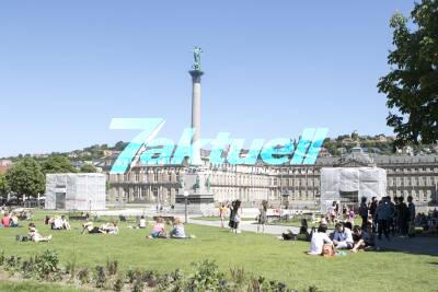 Heißester Tag des Jahres bisher in Stuttgart - Menschen suchen Abkühlung im Schlossbrunnen