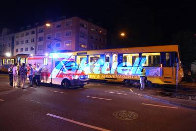 PKW kracht beim verbotswidrigen Wenden mit Stadtbahn zusammen - Fünf Verletzte