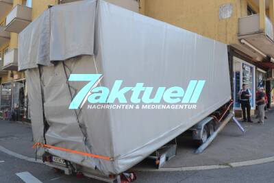 LKW-Anhänger kracht in Computergeschäft und zertrümmert den Laden - Mit Video aus Überwachungskamera