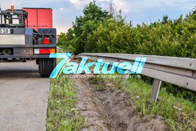 Spektakulärer Crash auf der A6 MA-Schwetzingen: Sattelzug durchbricht Leitplanke, rast in den Wald und kippt um - Fahrer wird verletzt - Stundenlange Bergung