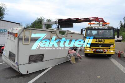 A8 bei Pforzheim: Wohnanhänger überschlägt sich beim Überholen nach Fahrfehler