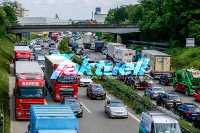 Stauchaos nach Unfall auf der B10: Aktuelle Staubilder mit Rettungsgasse