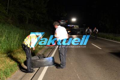 Autotransporter platzt während der Fahrt Reifen: LKW zieht in Gegenverkehr und kracht frontal in Transporter - Fahrer und 14-Jähriger Beifahrer teils schwer verletzt