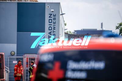 Schulsportunterricht endet mit Großeinsatz: 9 kollabierte Kinder kollabieren während Sommerhitze im Stadion Festwiese