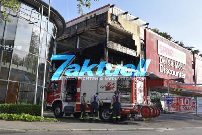 Brand nach Schweißarbeiten auf dem Dach eines Möbelhaus in Böblingen-Hulb: Feuerwehr im Großeinsatz