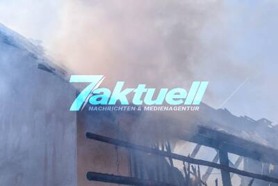 Vollbrand einer Scheune: Wohnhaus wegen Hitzestrahlung stark beschädigt - Feuerwehr rettet Hühner - Stundenlanger Großeinsatz in Eggenstein-Leopoldshafen