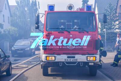 Vollbrand einer Scheune: Wohnhaus wegen Hitzestrahlung stark beschädigt - Feuerwehr rettet Hühner - Stundenlanger Großeinsatz in Eggenstein-Leopoldshafen