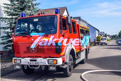 Vollbrand einer Scheune: Wohnhaus wegen Hitzestrahlung stark beschädigt - Feuerwehr rettet Hühner - Stundenlanger Großeinsatz in Eggenstein-Leopoldshafen