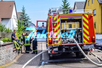 Vollbrand einer Scheune: Wohnhaus wegen Hitzestrahlung stark beschädigt - Feuerwehr rettet Hühner - Stundenlanger Großeinsatz in Eggenstein-Leopoldshafen
