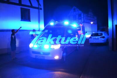 Zugeparkte enge Straßen: Rettungswagen kracht bei Brandeinsatz gegen Haus