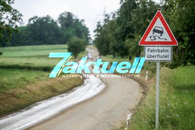 L1358 nach Überflutung durch Starkregen gesperrt - Matsch und Geröll auf der Straße
