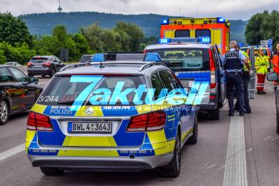 Tödlicher Motorradunfall auf der Autobahn BAB5 Karlsruhe: Kradfahrer aus England wird gegen Leitplanke geschleudert und stirbt sofort - Er war mit 2 Freunden unterwegs