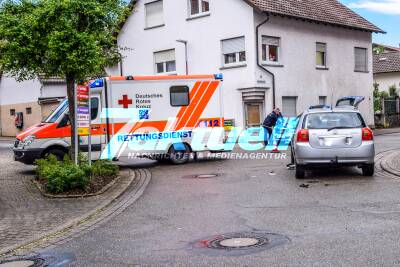 Dramatischer Horrorunfall im Kraichtal: Vater und Kind werden mit dem Fahrrad von PKW erfasst und schwer verletzt unter PKW eingeklemmt