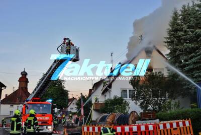 Toter bei Dachstuhlbrand in Berglen Toter aufgefunden - Offene Flammen - Hintergründe unklar - Feuerwehr beim Löschangriff -