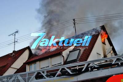 Toter bei Dachstuhlbrand in Berglen Toter aufgefunden - Offene Flammen - Hintergründe unklar - Feuerwehr beim Löschangriff -
