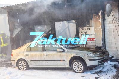 Speyer: Spektakulärer Vollbrand einer großen Lagerhalle - Werkstätten und unzählige Fahrzeuge brennen aus - Großeinsatz Feuerwehr