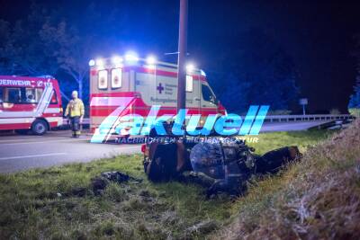 Motorradfahrer kommt von Straße ab und prall gegen Straßenlaterne - Fahrer ist im Krankenhaus verstorben