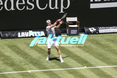 Tennissuperstar Roger Federer trainiert mit Tommy Haas in einer öffentlichen Trainingseinheit für den Mercedes Cup