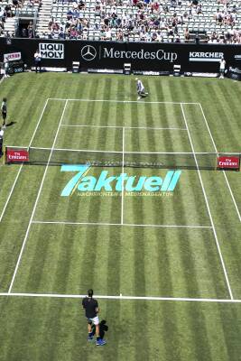 Tennissuperstar Roger Federer trainiert mit Tommy Haas in einer öffentlichen Trainingseinheit für den Mercedes Cup