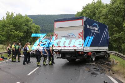 Tödlicher Unfall B312 - Audi-Sportwagenfahrer (Mietwagen) kracht beim Überholen in Kurve frontal in LKW
