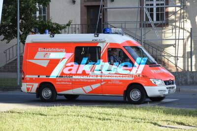 Schwelbrand einer Müllpresse - Feuerwehr muss Müllpresse zum Bauhof bringen um dort zu löschen